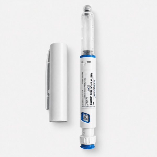 Biely dávkovací pen Retatrutide 25 mg AQ PEN s oddeleným krytom a viditeľným označením Nexxus Bio na tele.